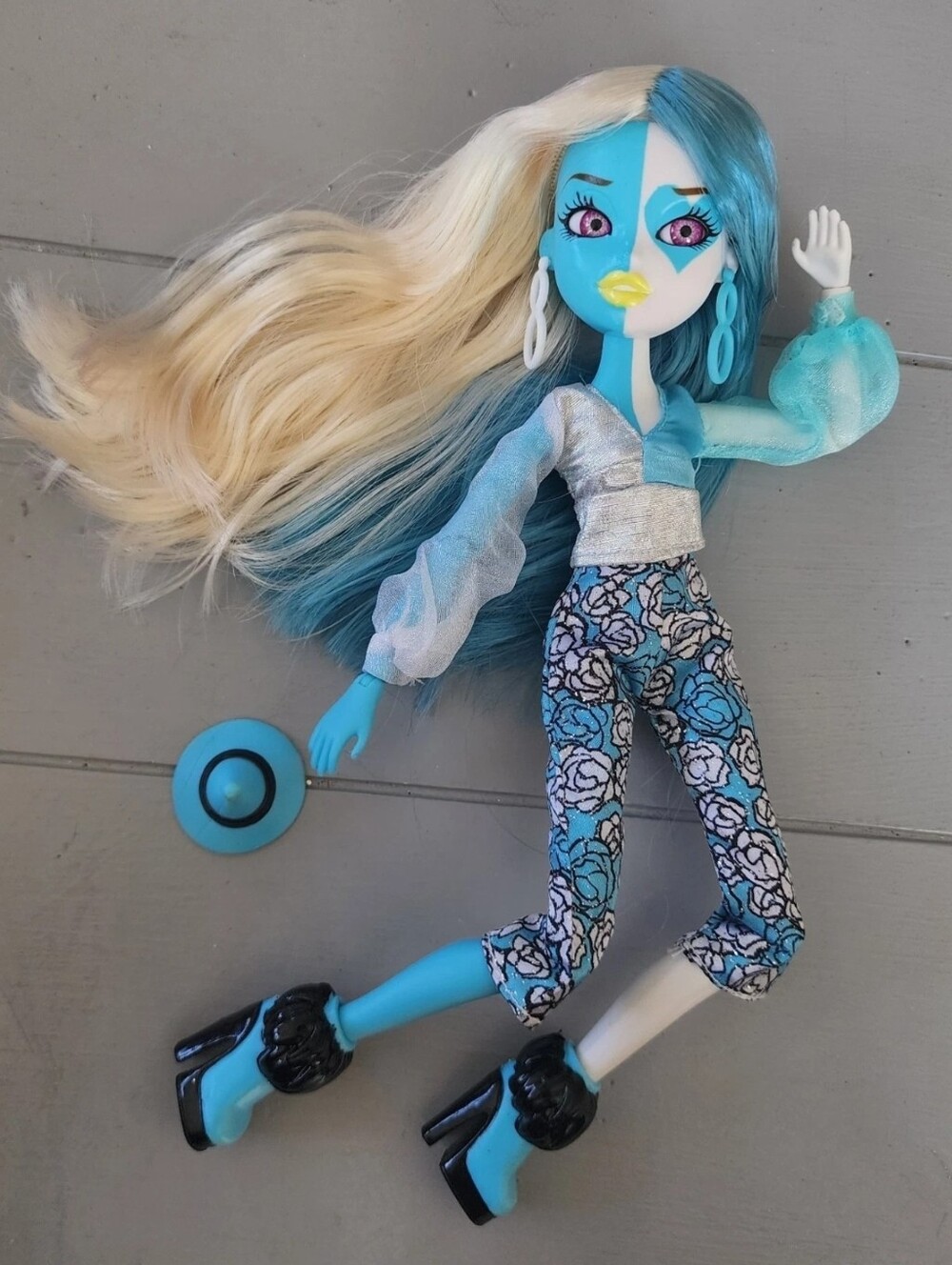 MGA Bratz Bratzillaz Glam Gets Wicked Switch-A-Witch Blue Heart Clown Doll Cute